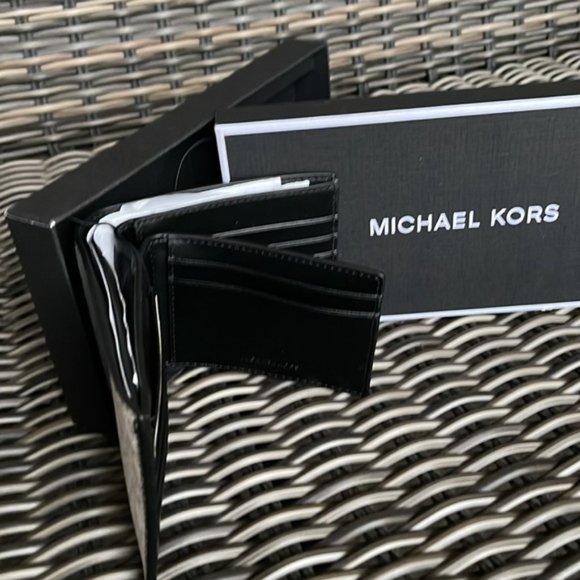 Michael Kors Boxed Signature 3 in 1 Bifold Wallet In White / Pearl Grey - Picture 2 of 15